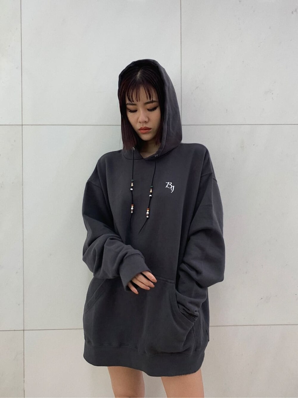 ブラック系のハンドバッグ、ブラック系のその他パンツ、グレー系のパーカーを着用したレディースの秋コーディネートの2枚目の写真