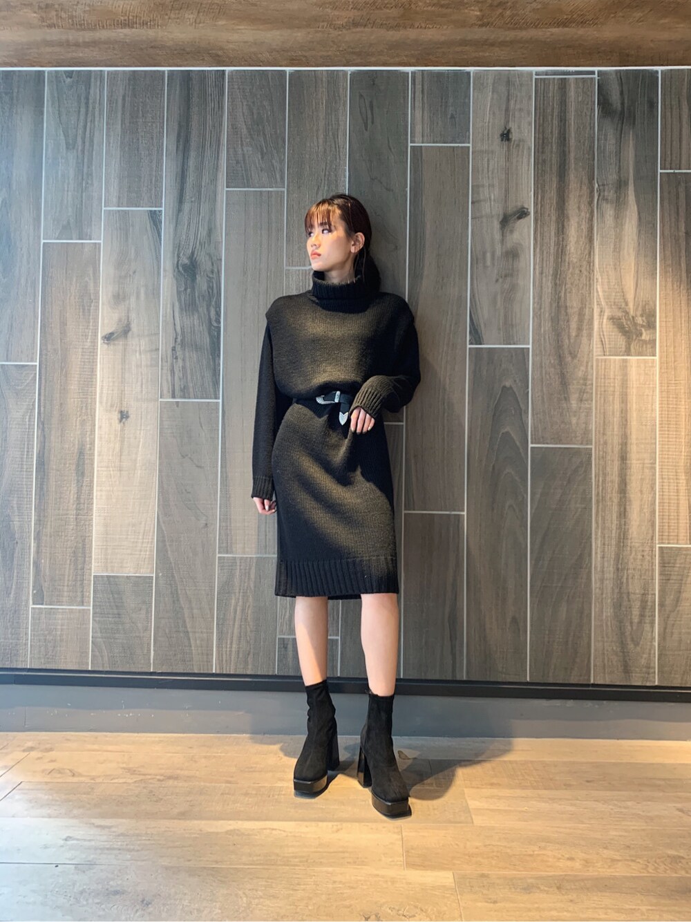 ブラック系のワンピース、ブラック系のベルトを着用したレディースの冬コーディネートの5枚目の写真