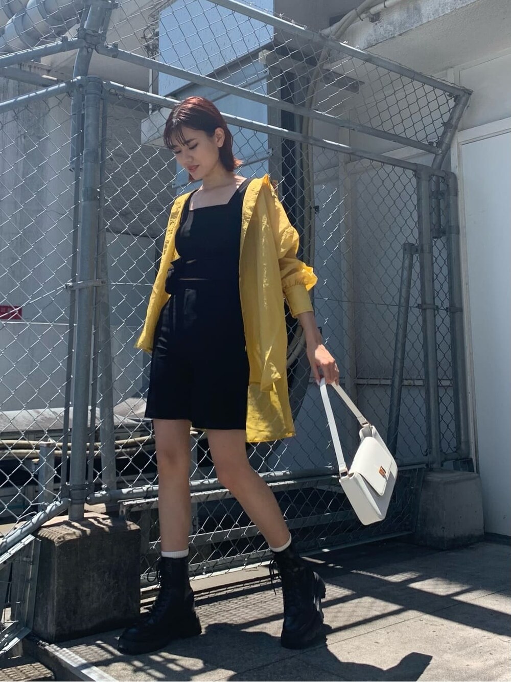 ブラック系のTシャツ/カットソー、ホワイト系のショルダーバッグ、ブラック系のその他パンツを着用したレディースの夏コーディネートの2枚目の写真