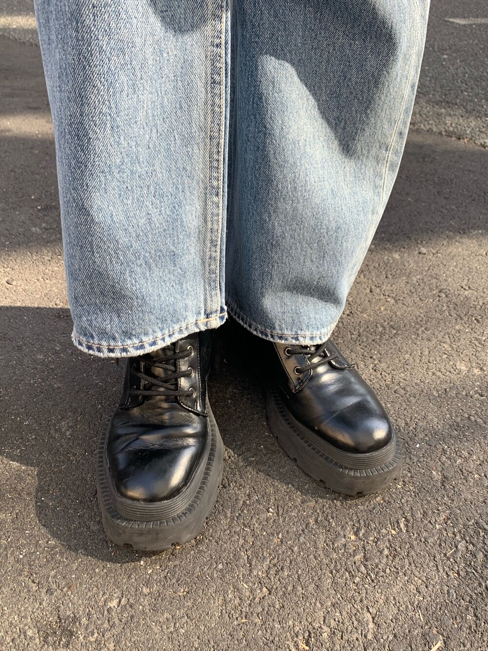 ブルー系のデニムパンツ、ブルー系のデニムジャケット、ホワイト系のカーディガン/ボレロを着用したレディースの冬コーディネートの9枚目の写真