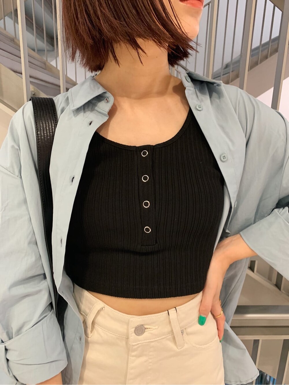 ホワイト系のデニムパンツ、ブルー系のシャツ/ブラウス、ブラック系のブーツを着用したレディースの夏コーディネートの5枚目の写真