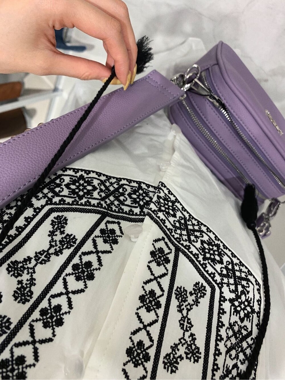 ブラック系のブーツ、ブラック系のその他パンツ、ホワイト系のワンピースを着用したレディースの春コーディネートの4枚目の写真