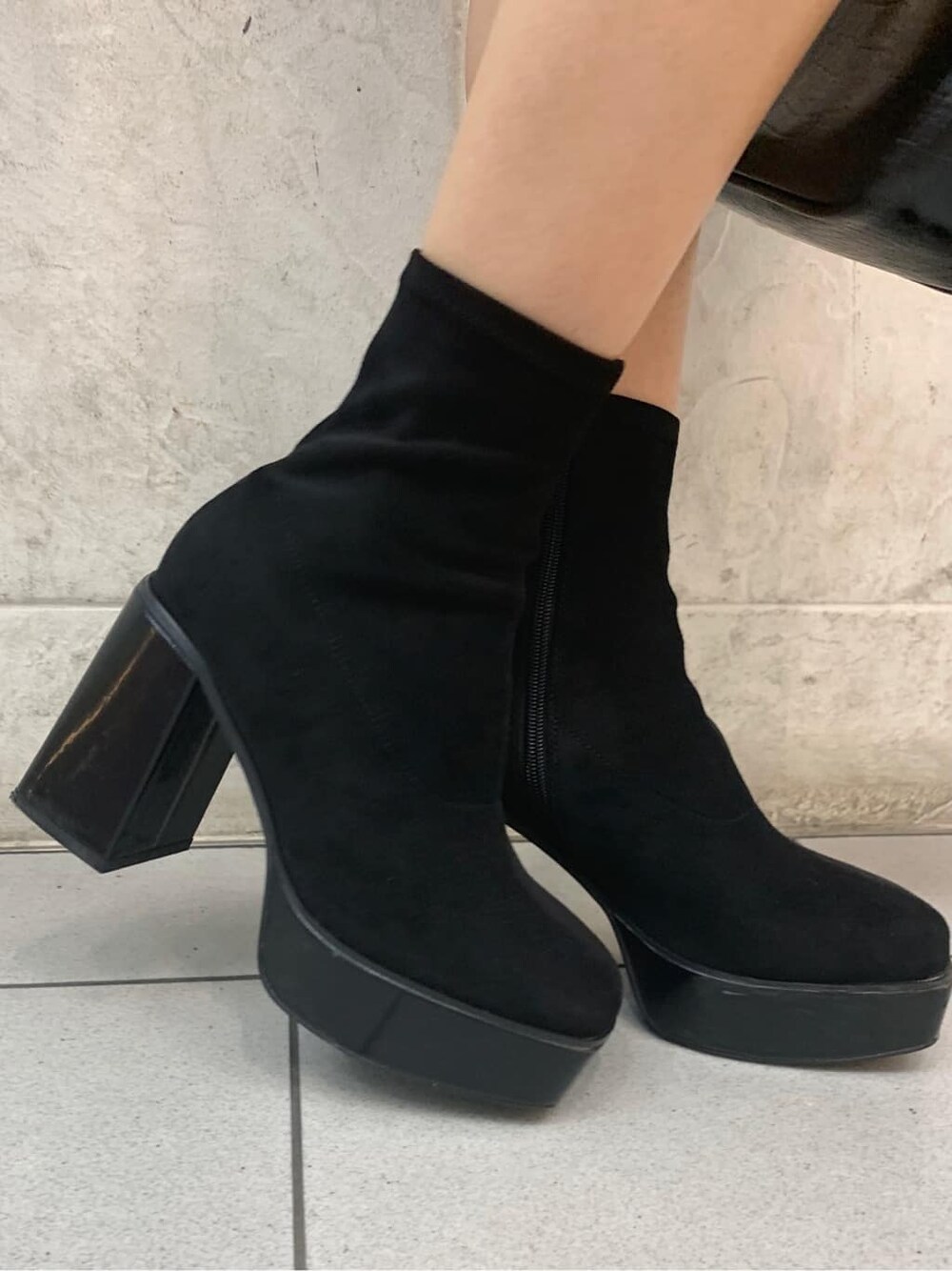 ブラック系のショルダーバッグ、ブラック系のTシャツ/カットソー、グレー系のワンピースを着用したレディースの秋コーディネートの6枚目の写真