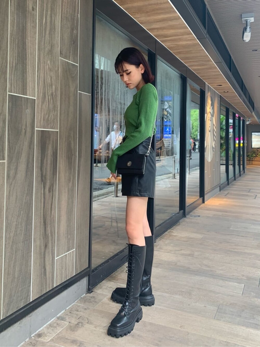 ブラック系のその他パンツ、ブラック系のブーツ、ブラック系のショルダーバッグを着用したレディースの秋コーディネートの2枚目の写真