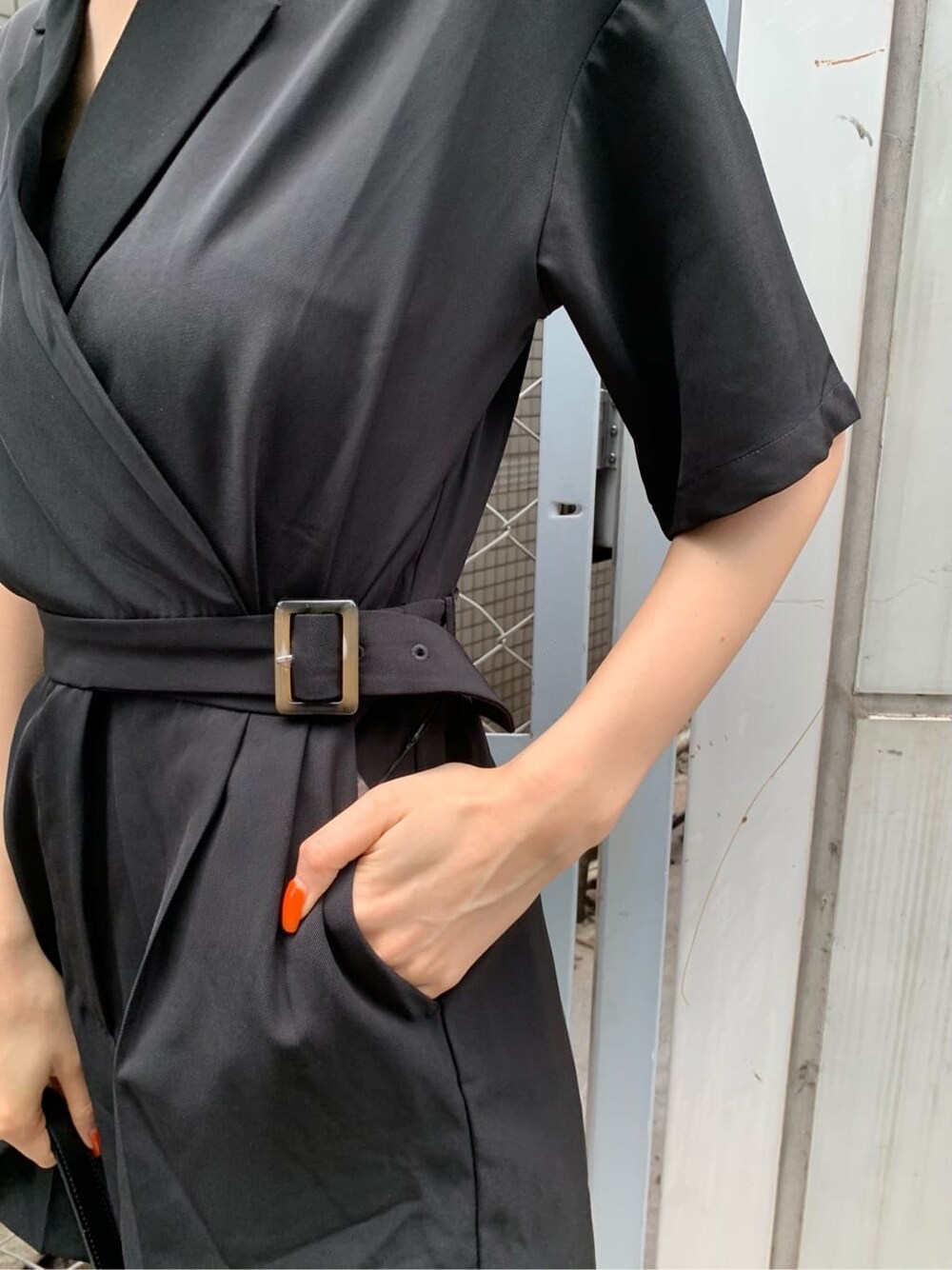 ブラック系のブーツ、ブラック系のつなぎ/オールインワン、ブラック系のショルダーバッグを着用したレディースの春コーディネートの5枚目の写真