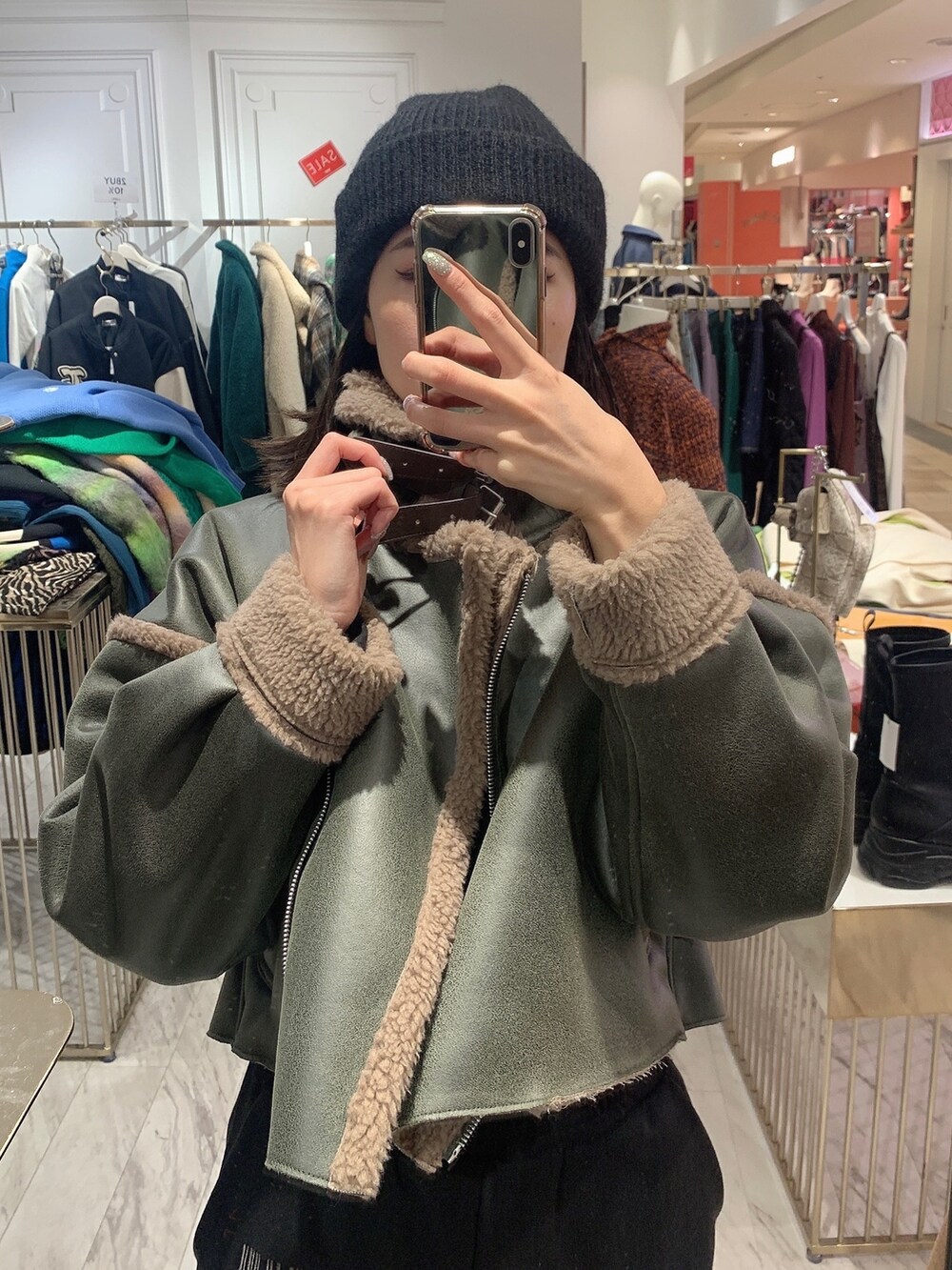 ブラック系のブルゾン、ブラック系のスウェットパンツ、ブラック系のスウェットを着用したレディースの冬コーディネートの6枚目の写真