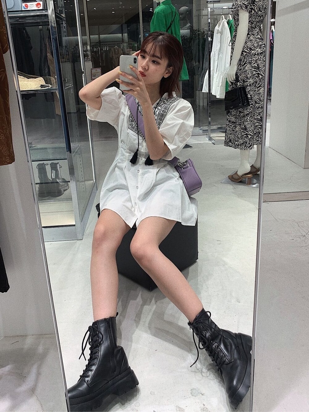 ブラック系のブーツ、ブラック系のその他パンツ、ホワイト系のワンピースを着用したレディースの春コーディネートの9枚目の写真