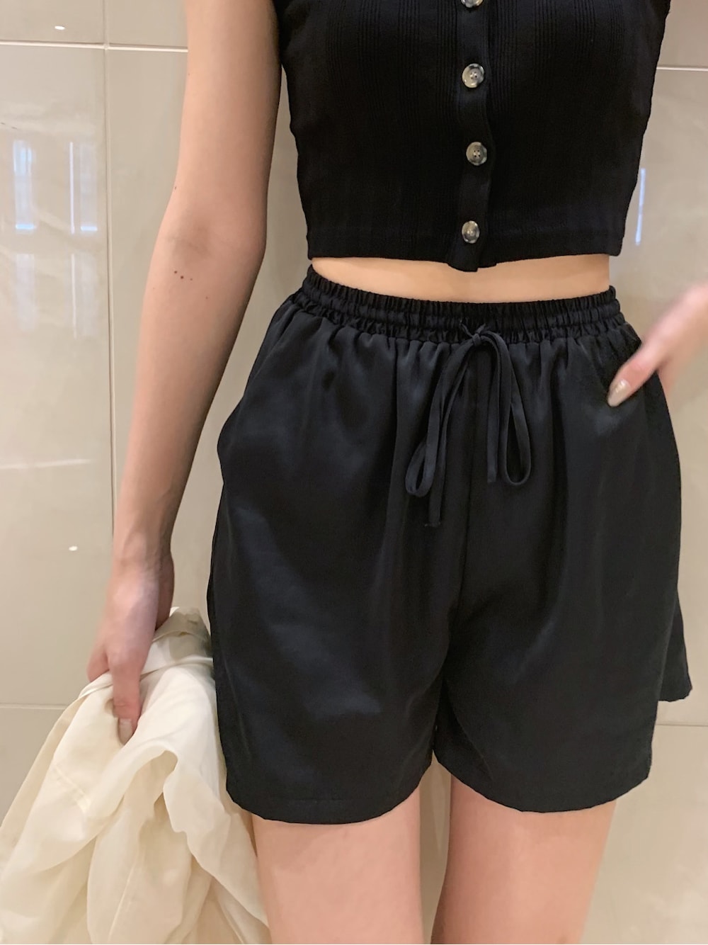ブラック系のその他パンツ、ホワイト系のシャツ/ブラウス、ブラック系のタンクトップを着用したレディースの春コーディネートの7枚目の写真