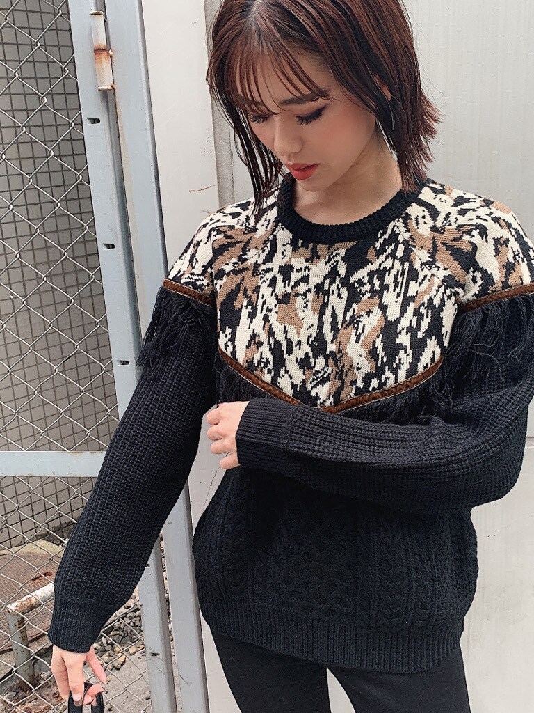 ブラック系のブーツ、ブラック系のハンドバッグ、ブラック系のニット/セーターを着用したレディースの秋コーディネートの2枚目の写真