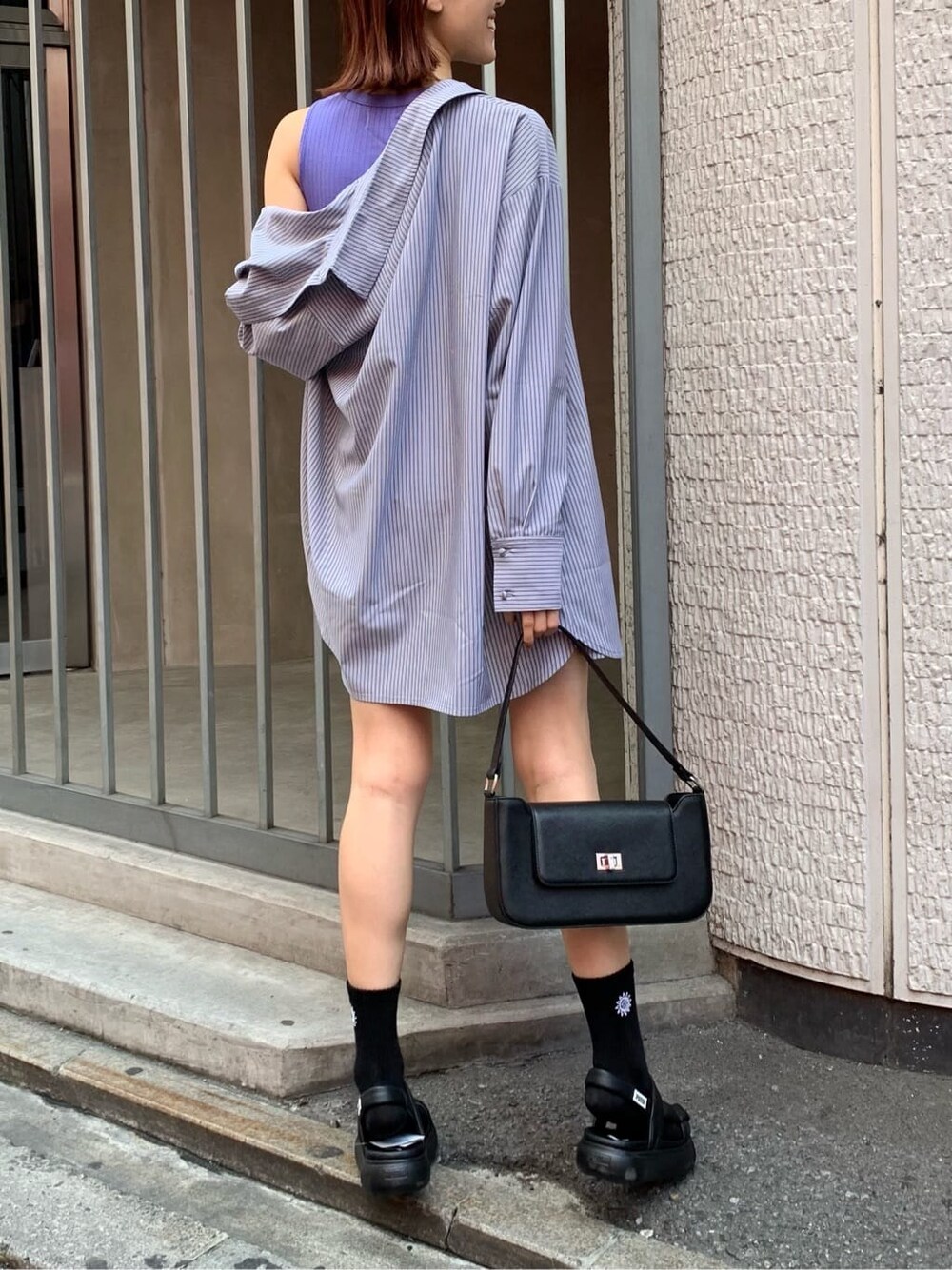 ブラック系のその他パンツ、ブラック系のワンピース、ブラック系のショルダーバッグを着用したレディースの夏コーディネートの2枚目の写真