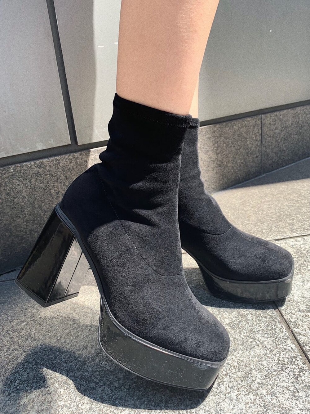 ブラック系のその他パンツ、ブラック系のスウェット、その他のブーツを着用したレディースの秋コーディネートの7枚目の写真