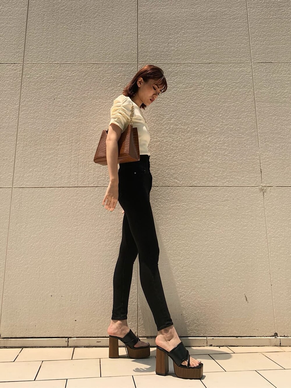 ブラック系のサンダル、ホワイト系のTシャツ/カットソーを着用したレディースの夏コーディネートの3枚目の写真