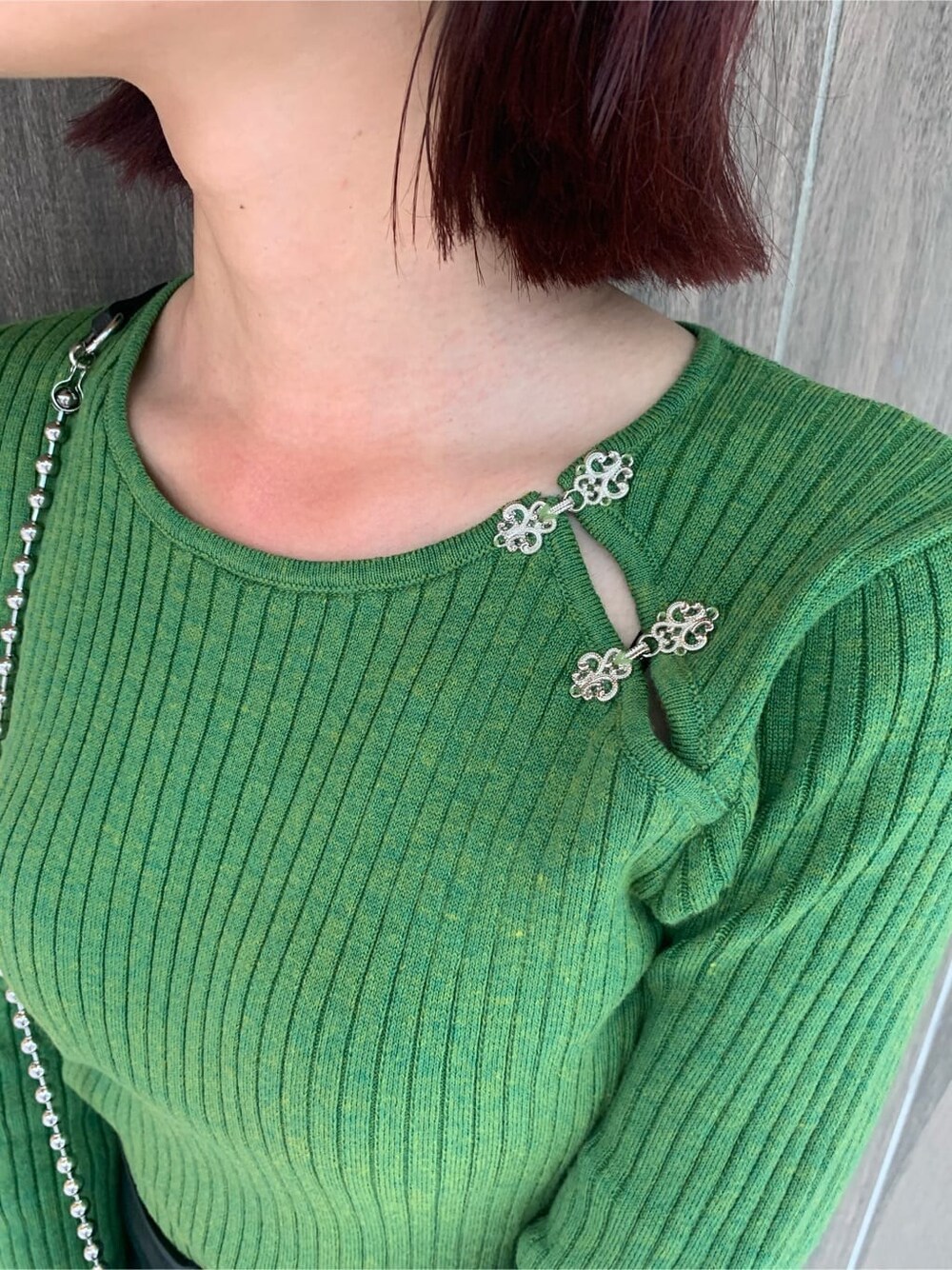 ブラック系のその他パンツ、ブラック系のブーツ、ブラック系のショルダーバッグを着用したレディースの秋コーディネートの4枚目の写真