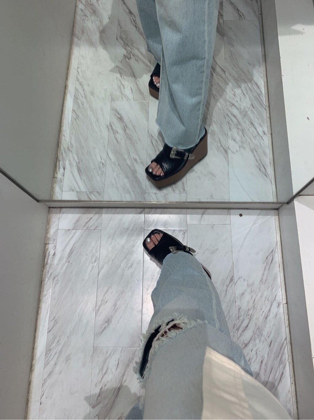 ホワイト系のシャツ/ブラウス、ブラック系のサンダル、ブルー系のデニムパンツを着用したレディースの夏コーディネートの10枚目の写真