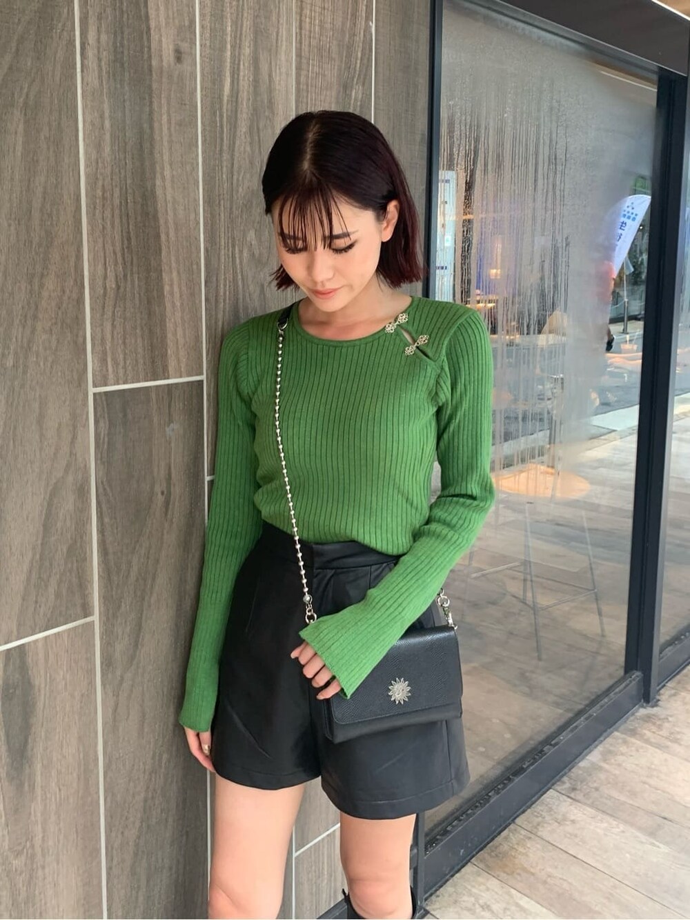 ブラック系のその他パンツ、ブラック系のブーツ、ブラック系のショルダーバッグを着用したレディースの秋コーディネートの3枚目の写真