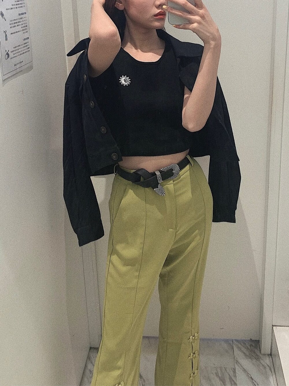 ブラック系のブーツ、ブラック系のブルゾン、グリーン系のその他パンツを着用したレディースの春コーディネートの2枚目の写真