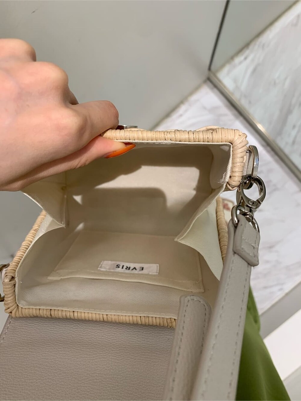 ホワイト系のサンダル、グリーン系のワンピース、ホワイト系のショルダーバッグを着用したレディースの夏コーディネートの8枚目の写真