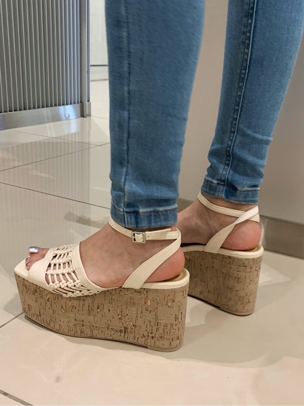 ブルー系のデニムパンツ、ブラック系のシャツ/ブラウス、ホワイト系のTシャツ/カットソーを着用したレディースの春コーディネートの8枚目の写真