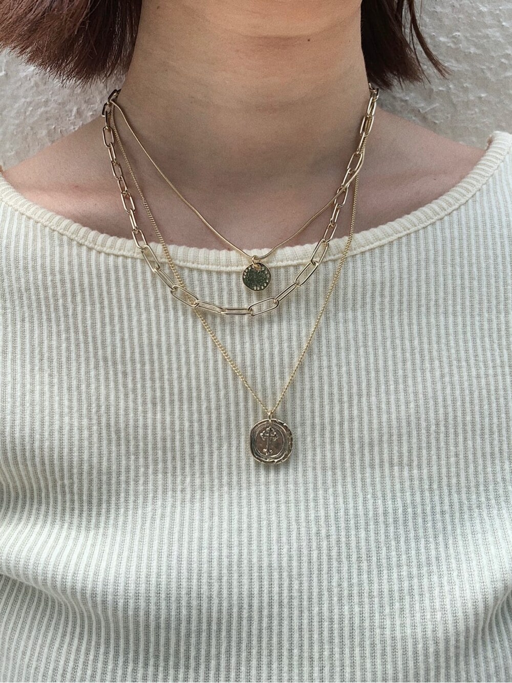 ブラック系のサンダル、ホワイト系のTシャツ/カットソーを着用したレディースの夏コーディネートの9枚目の写真