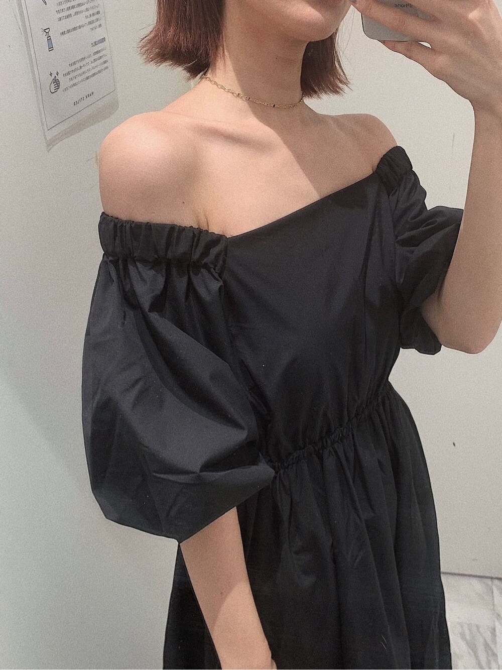 ブラック系のブーツ、イエロー系のショルダーバッグ、ブラック系のワンピースを着用したレディースの春コーディネートの3枚目の写真