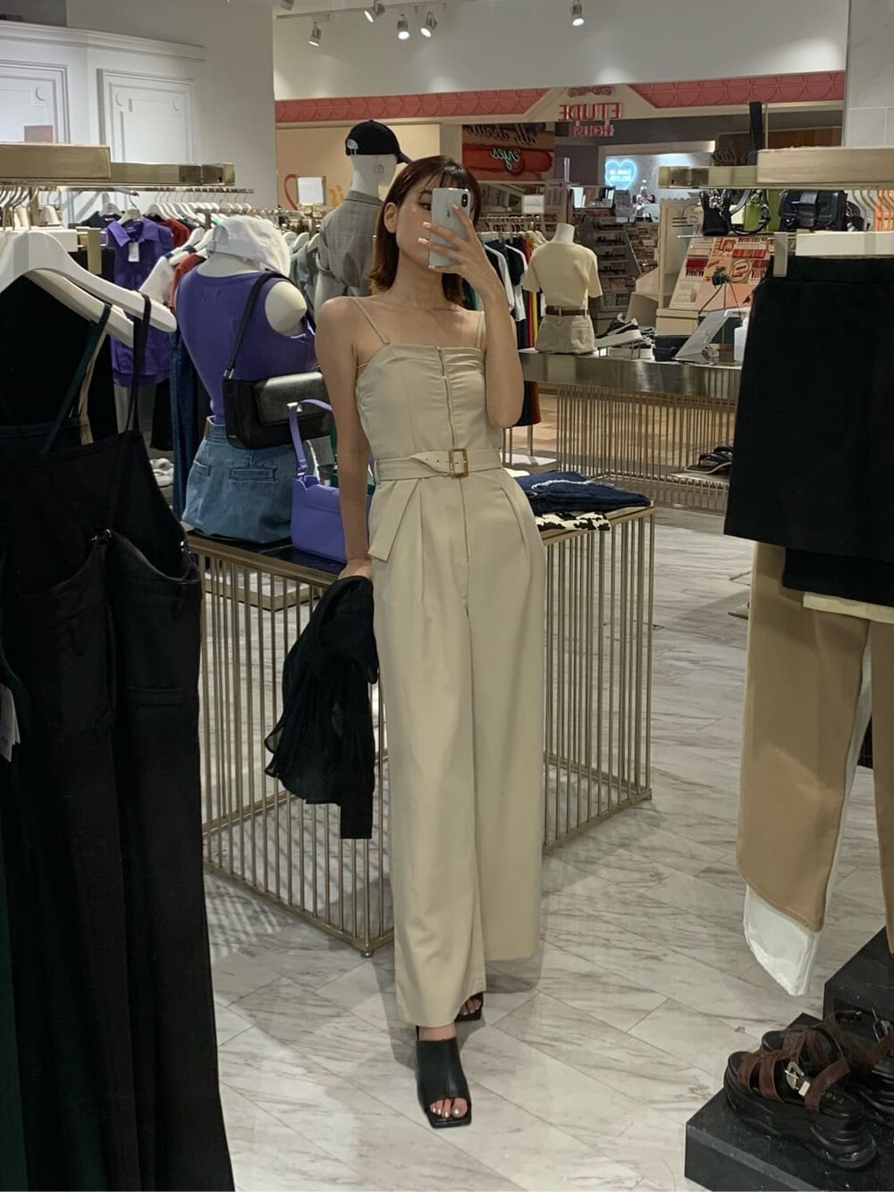 ホワイト系のサロペット/オーバーオール、ブラック系のサンダル、ブラック系のシャツ/ブラウスを着用したレディースの夏コーディネートの2枚目の写真