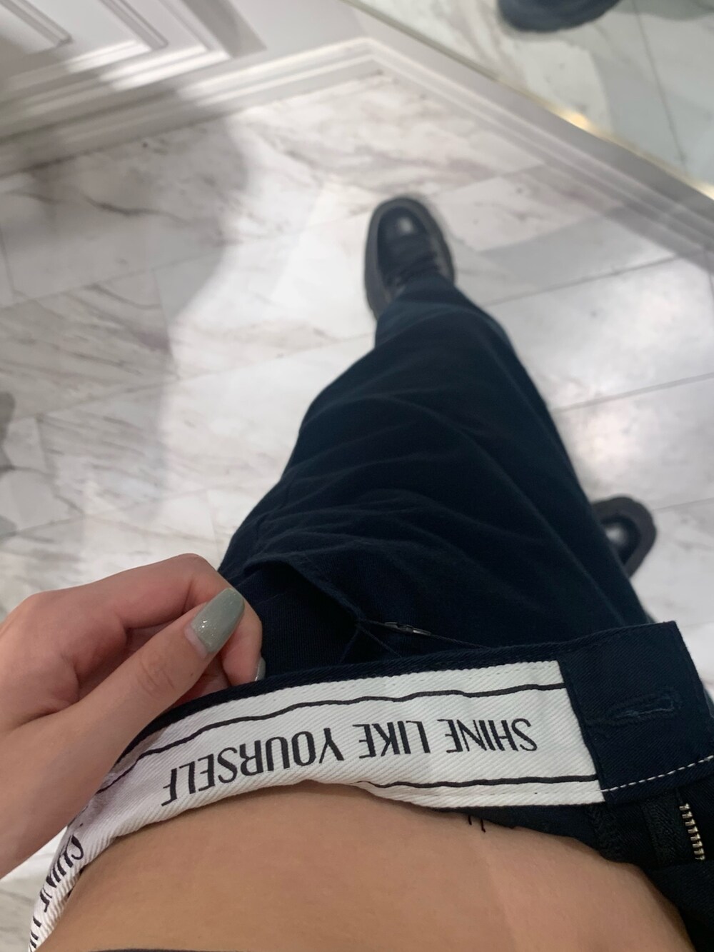 ブラック系のブーツ、グレー系のTシャツ/カットソー、ブラック系のその他パンツを着用したレディースの春コーディネートの7枚目の写真