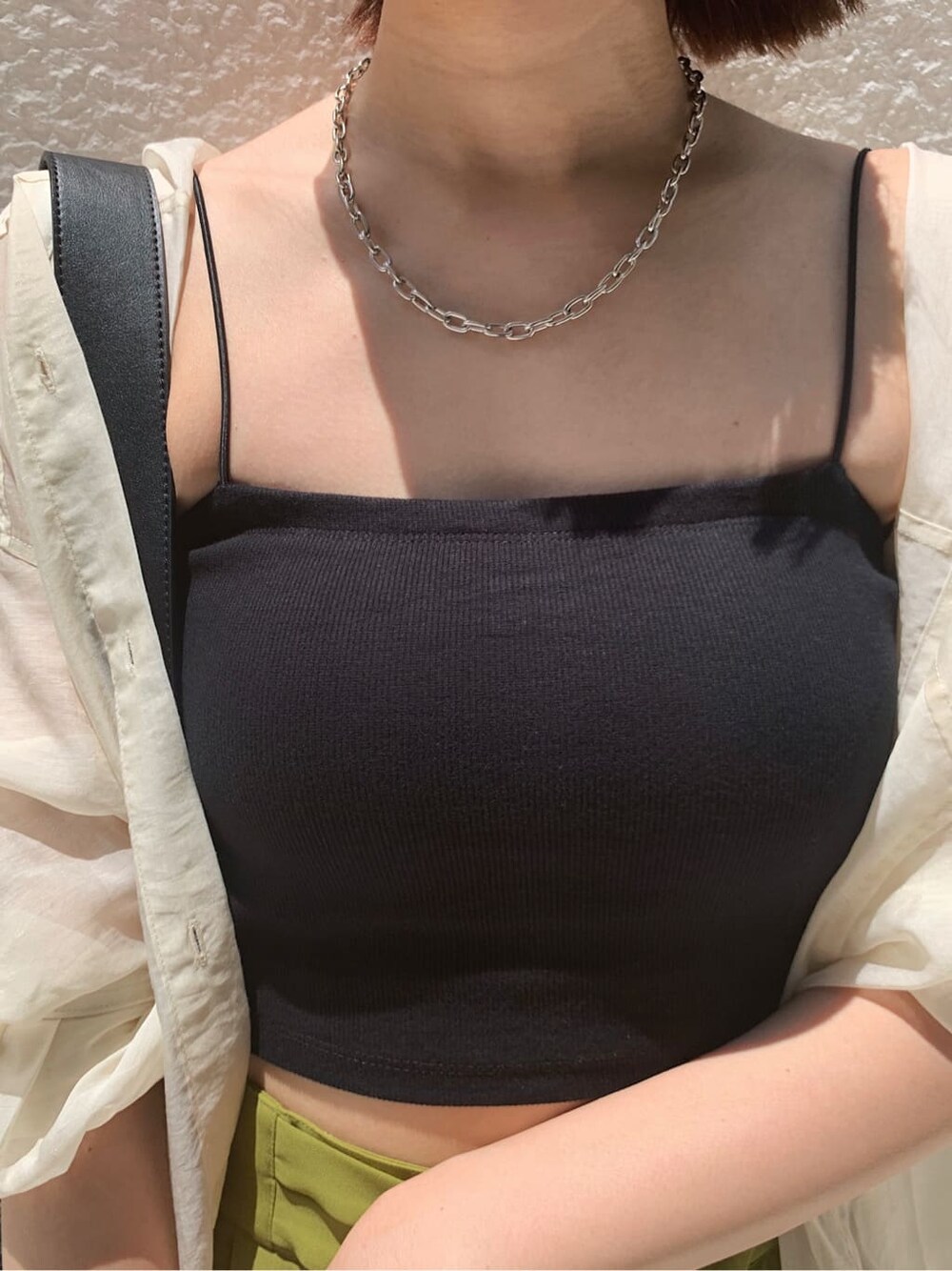 ホワイト系のシャツ/ブラウス、ブラック系のサンダル、グリーン系のその他パンツを着用したレディースの夏コーディネートの6枚目の写真