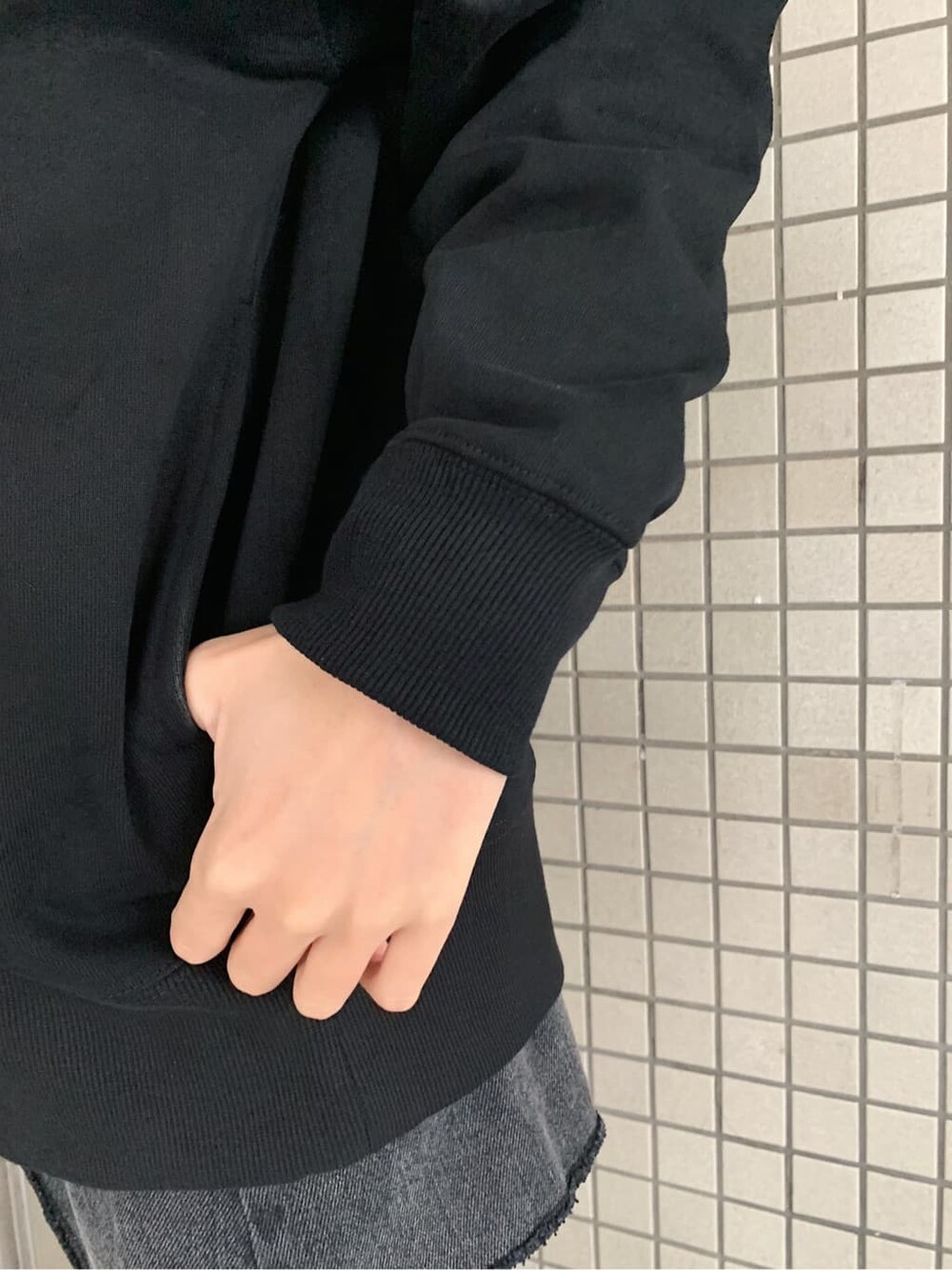 ブラック系のブーツ、ブラック系のデニムスカート、ブラック系のスウェットを着用したレディースの冬コーディネートの5枚目の写真