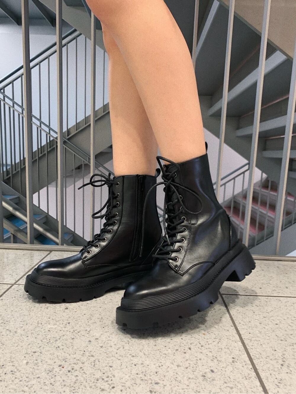ホワイト系のデニムパンツ、ブルー系のシャツ/ブラウス、ブラック系のブーツを着用したレディースの夏コーディネートの9枚目の写真