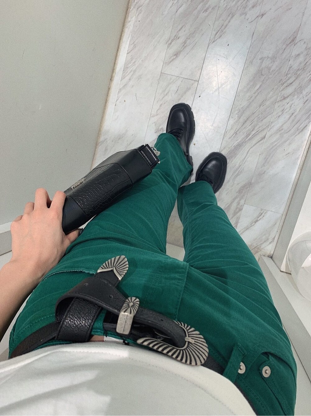 ブラック系のブーツ、ホワイト系のTシャツ/カットソー、ブラック系のショルダーバッグを着用したレディースの春コーディネートの6枚目の写真