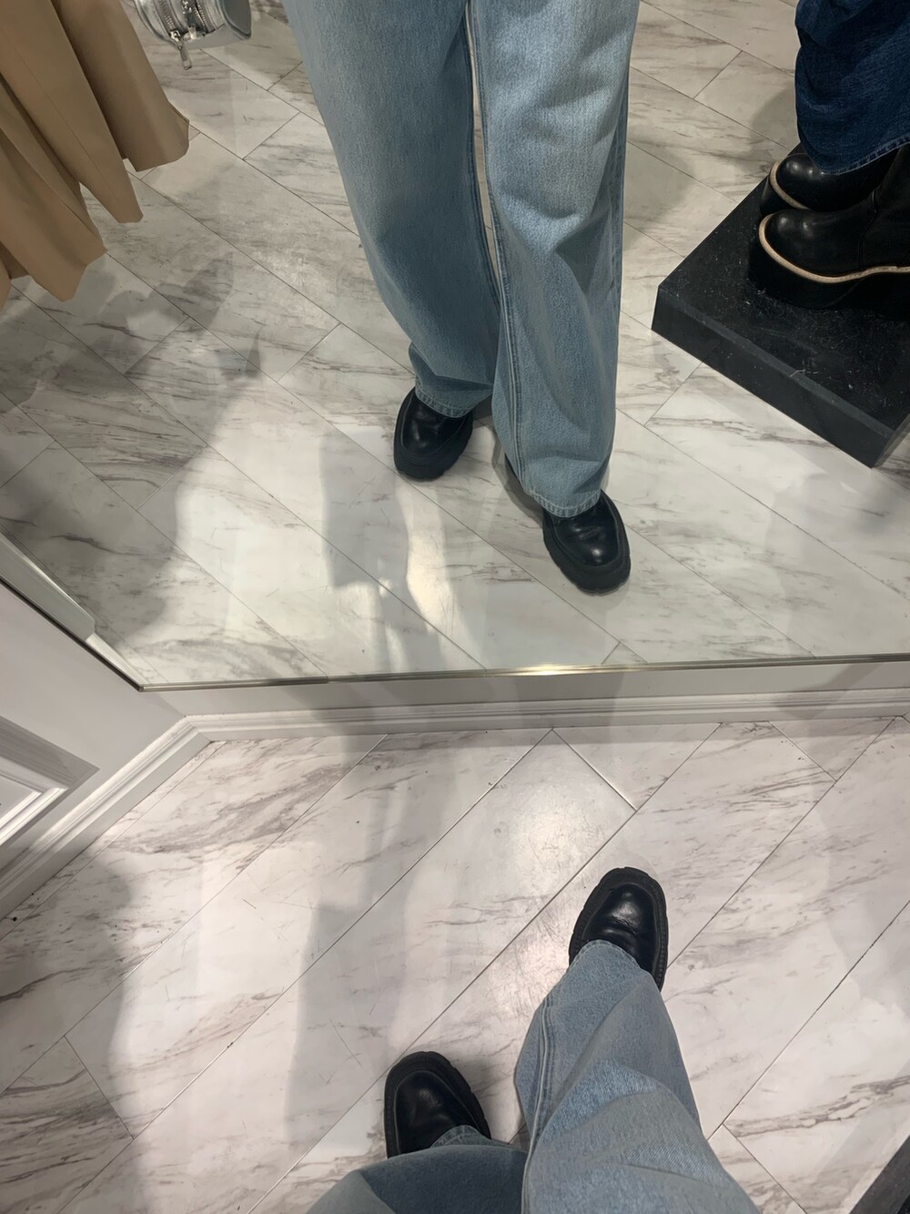ブルー系のデニムパンツ、シルバー系のショルダーバッグ、ブルー系のカーディガン/ボレロを着用したレディースの春コーディネートの7枚目の写真