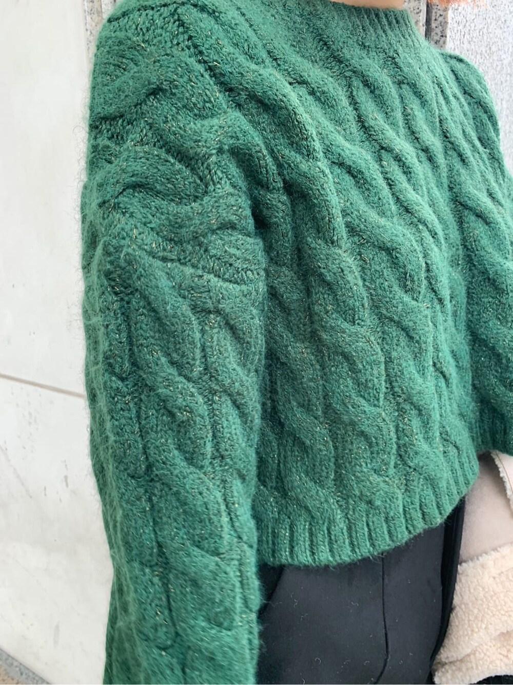 ブラック系のブーツ、ブラック系のその他パンツ、グリーン系のニット/セーターを着用したレディースの秋コーディネートの7枚目の写真