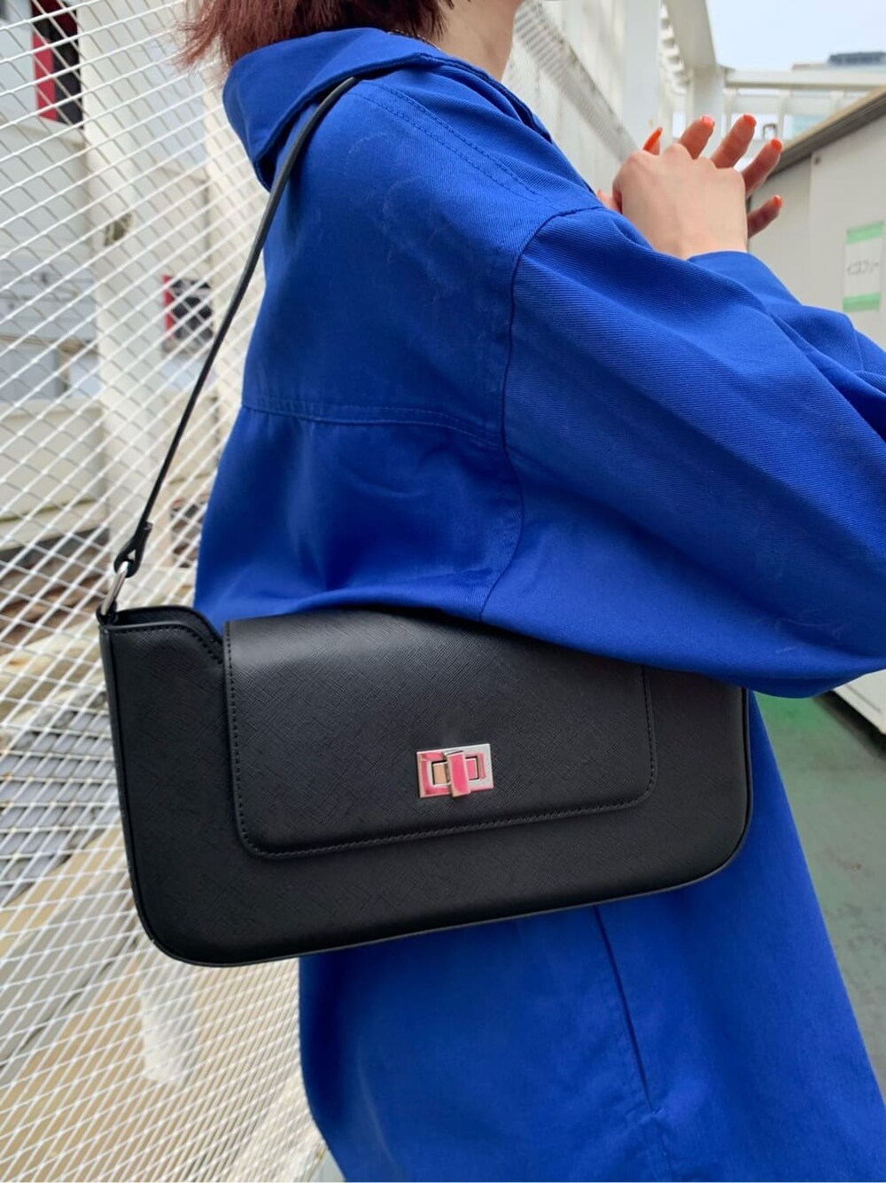 ブルー系のシャツ/ブラウス、ブラック系のブーツ、ブラック系のショルダーバッグを着用したレディースの夏コーディネートの7枚目の写真