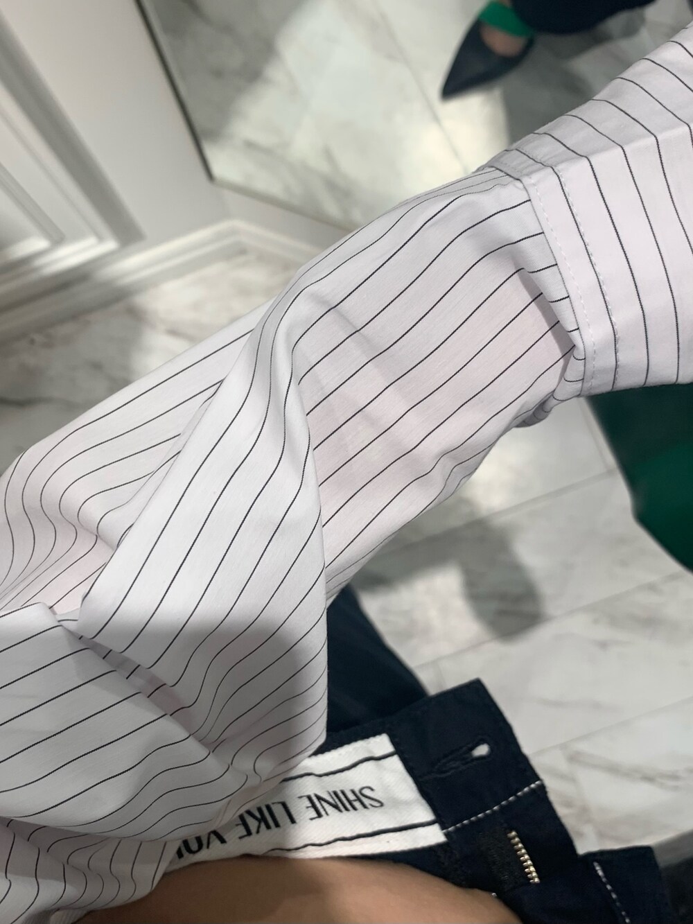 ブラック系のその他パンツ、グリーン系のショルダーバッグ、ブラック系のサンダルを着用したレディースの春コーディネートの5枚目の写真