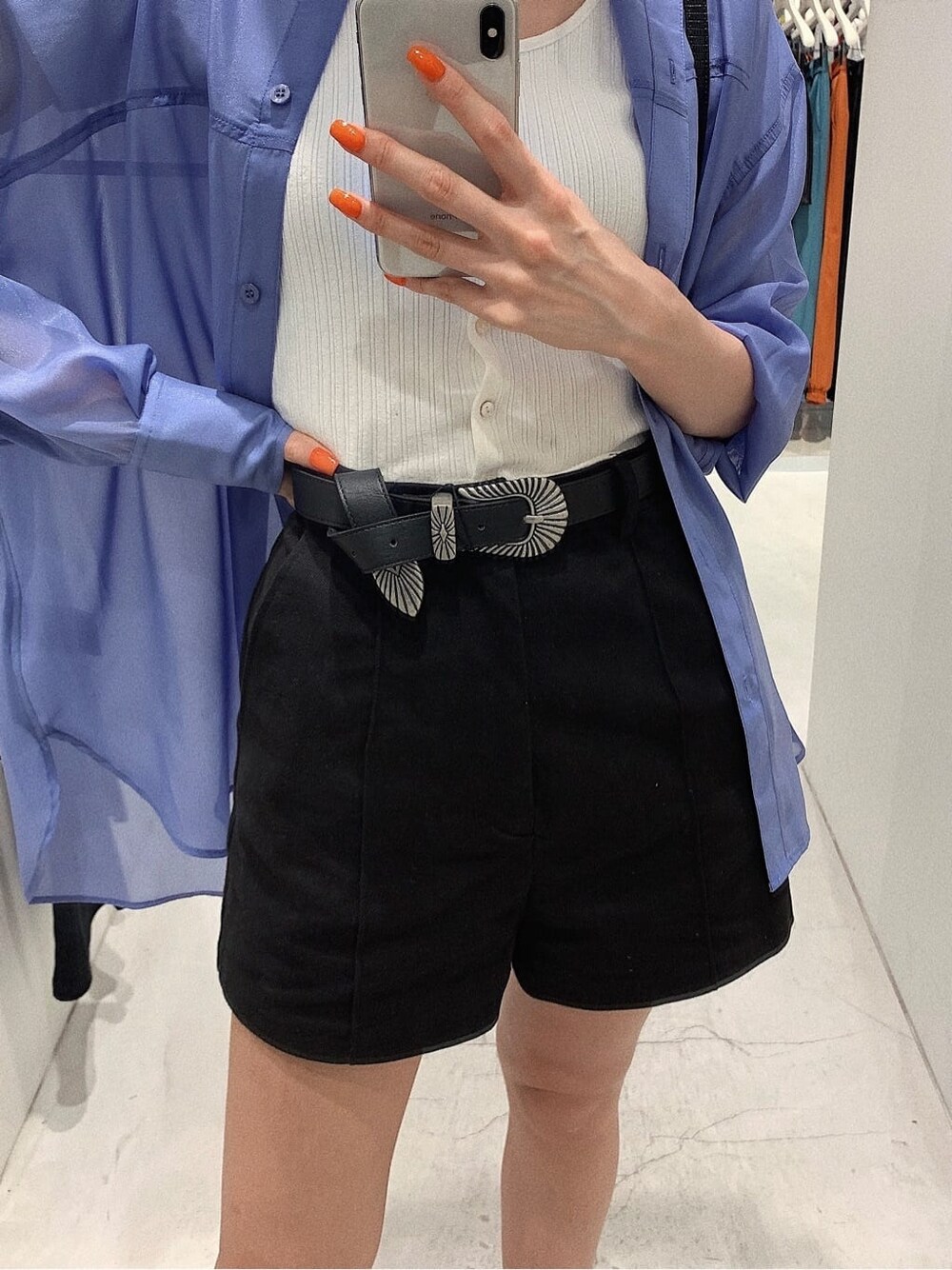 ホワイト系のTシャツ/カットソー、ブラック系のその他パンツ、ブラック系のショルダーバッグを着用したレディースの春コーディネートの8枚目の写真