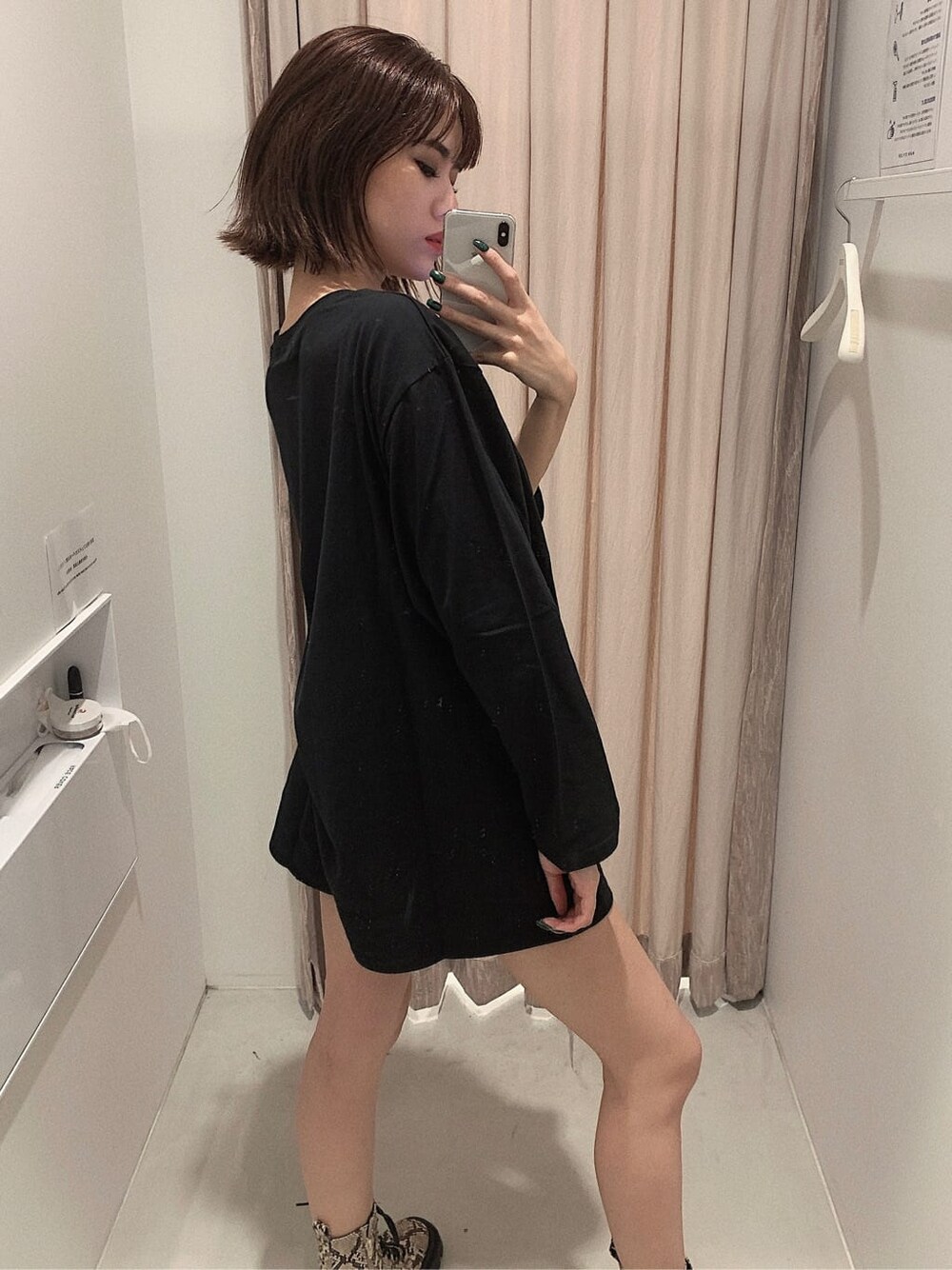 その他のブーツ、ベージュ系のデニムパンツ、ブラック系のTシャツ/カットソーを着用したレディースの夏コーディネートの2枚目の写真