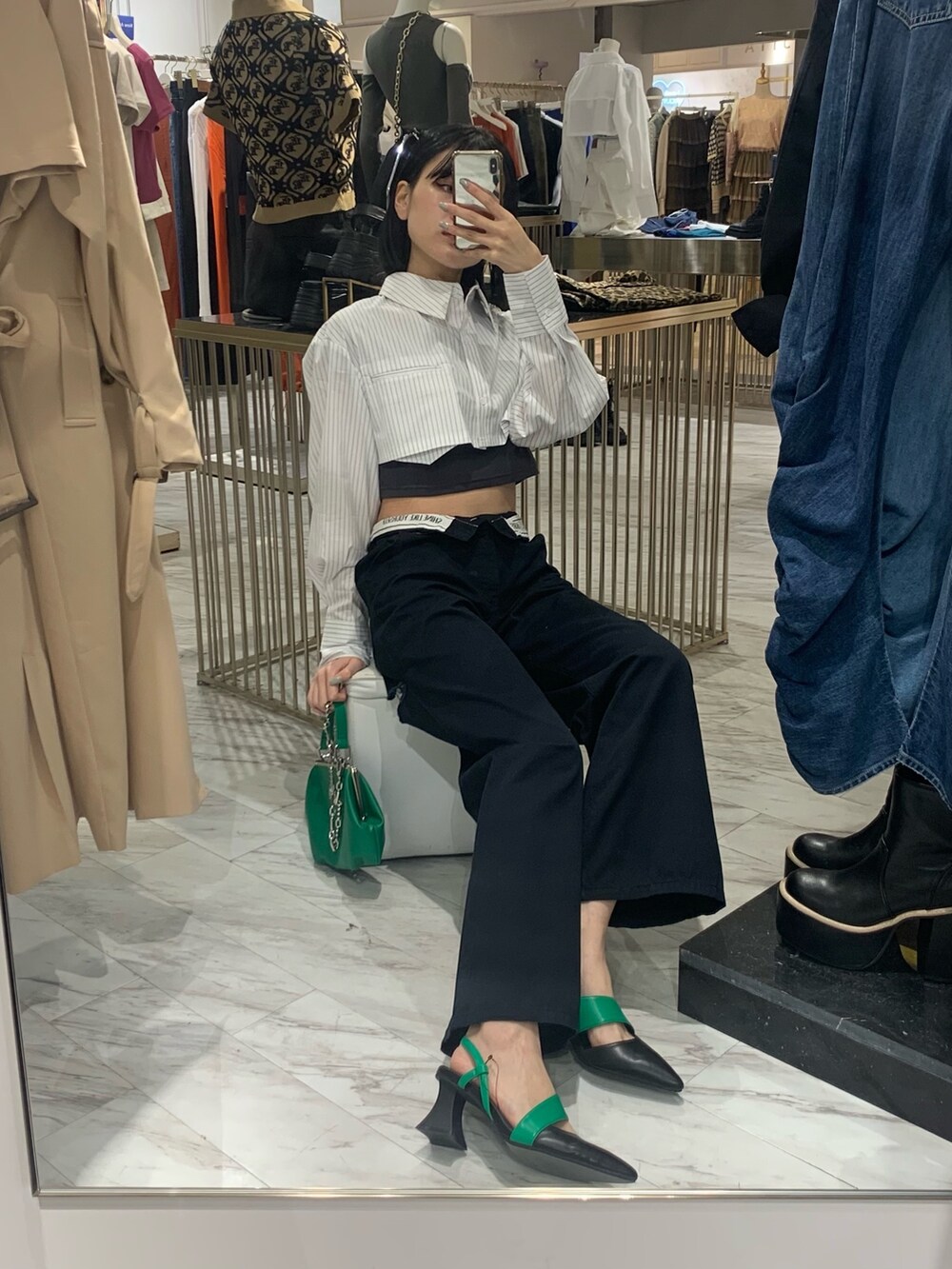 ブラック系のその他パンツ、グリーン系のショルダーバッグ、ブラック系のサンダルを着用したレディースの春コーディネートの2枚目の写真