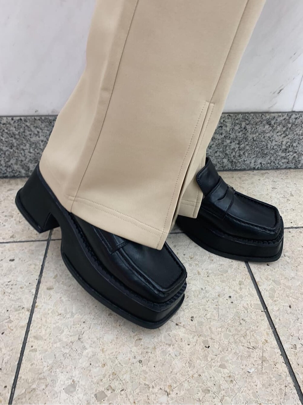 ブラック系のローファー、ブラック系のボストンバッグ、グリーン系のシャツ/ブラウスを着用したレディースの冬コーディネートの8枚目の写真