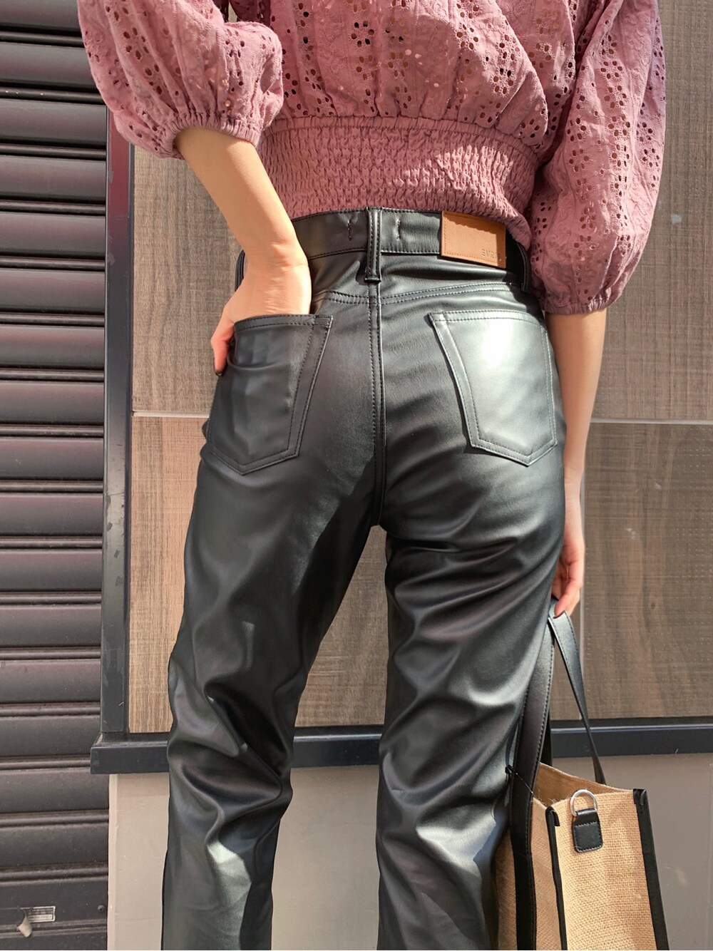 ピンク系のシャツ/ブラウス、ブラック系のデニムパンツ、ブラック系のキャミソールを着用したレディースの春コーディネートの2枚目の写真