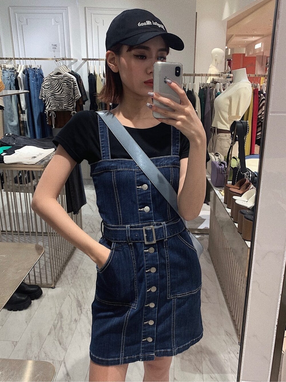 ブラック系のブーツ、ブラック系のTシャツ/カットソー、ブルー系のジャンパースカートを着用したレディースの春コーディネートの2枚目の写真