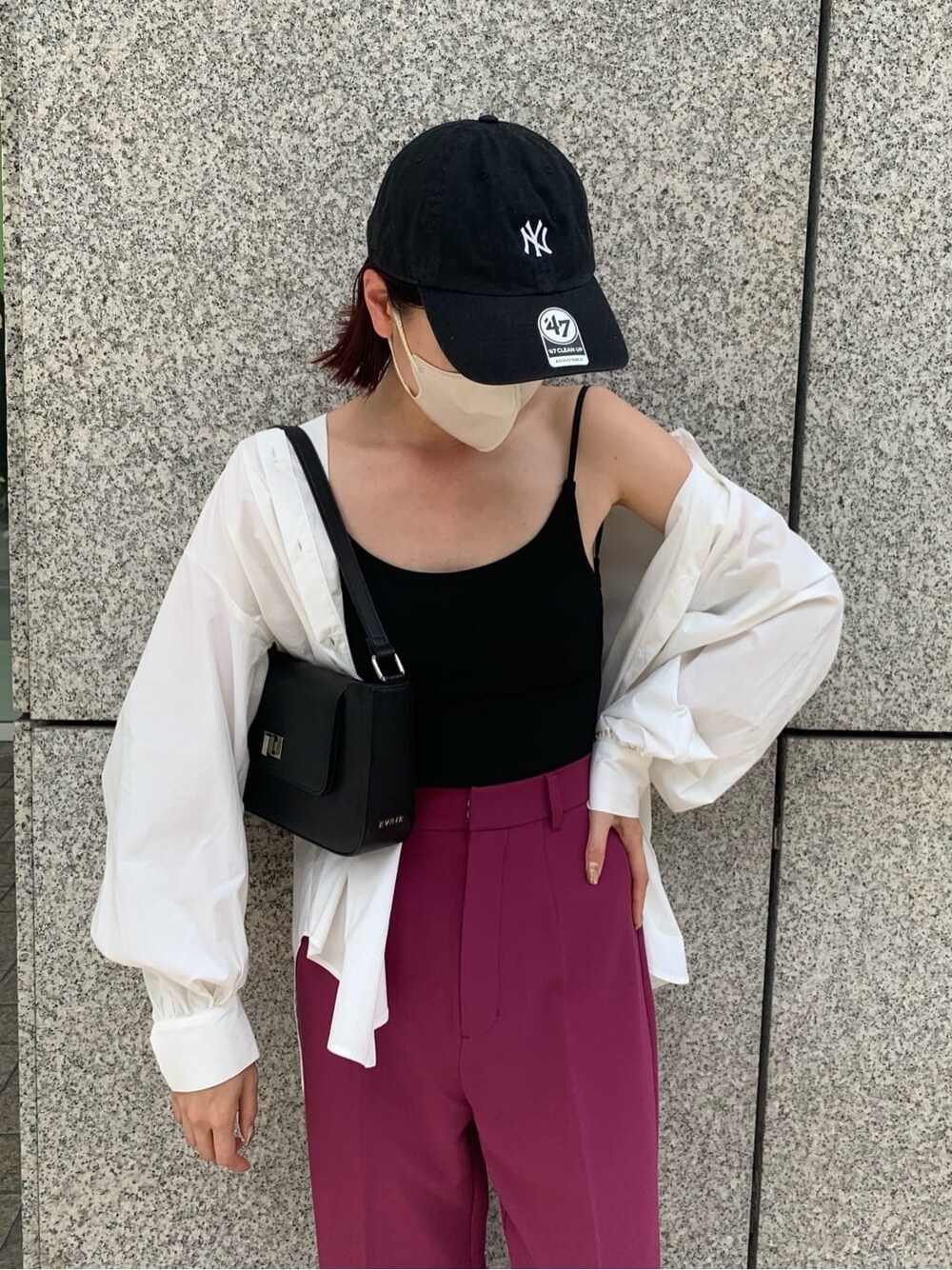 ブラック系のキャミソール、ブラック系のショルダーバッグ、ピンク系のその他パンツを着用したレディースの夏コーディネートの4枚目の写真