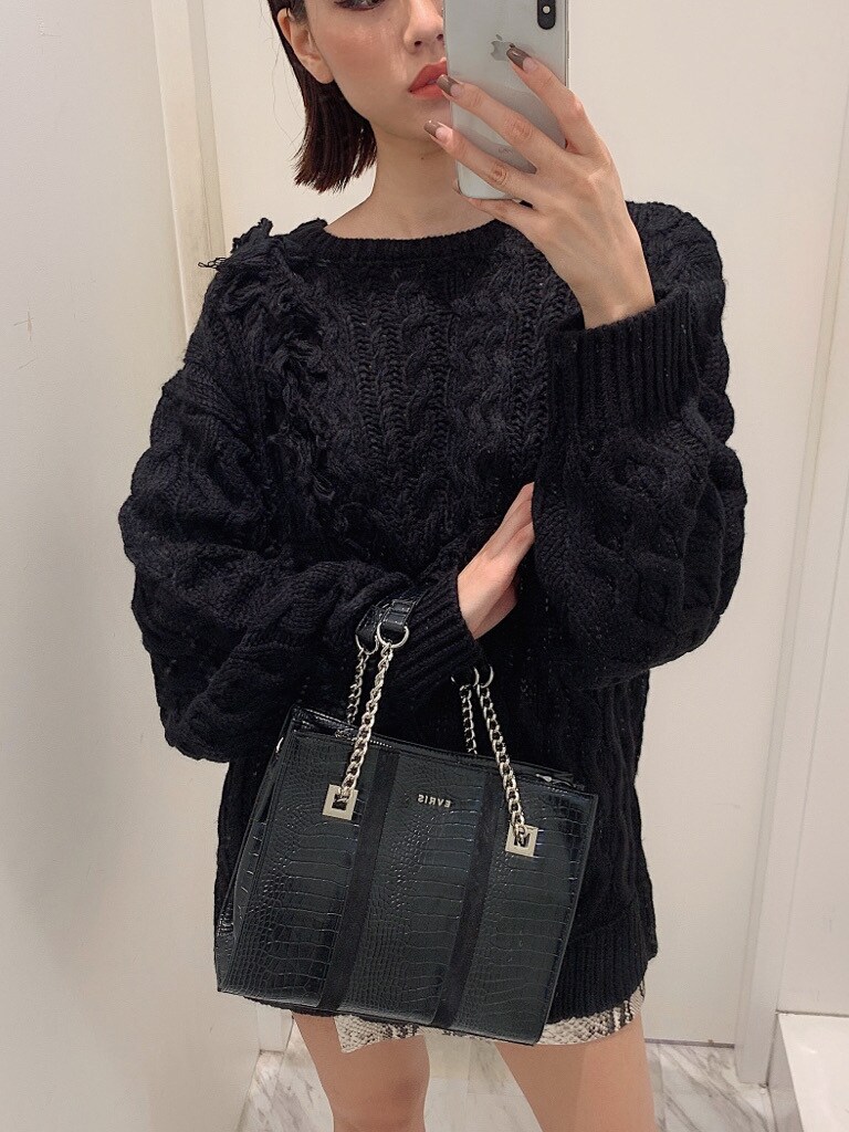 ブラック系のブーツを着用したレディースの秋コーディネートの2枚目の写真