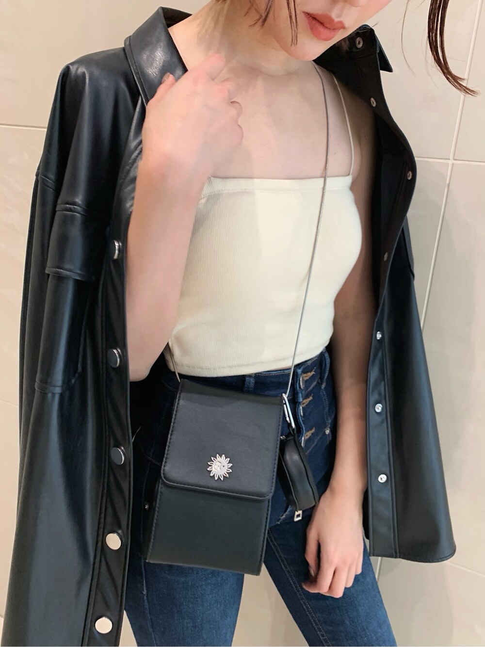 ブルー系のデニムパンツを着用したレディースの春コーディネートの7枚目の写真