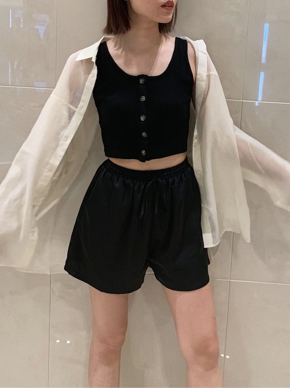 ブラック系のその他パンツ、ホワイト系のシャツ/ブラウス、ブラック系のタンクトップを着用したレディースの春コーディネートの3枚目の写真