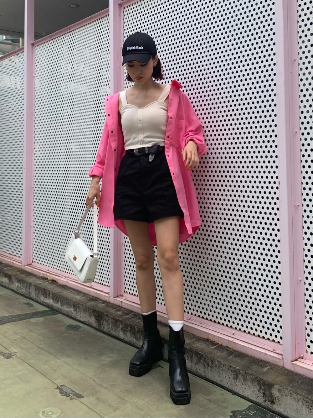 ピンク系のシャツ/ブラウス、ブラック系のブーツ、ブラック系のその他パンツを着用したレディースの夏コーディネートの2枚目の写真