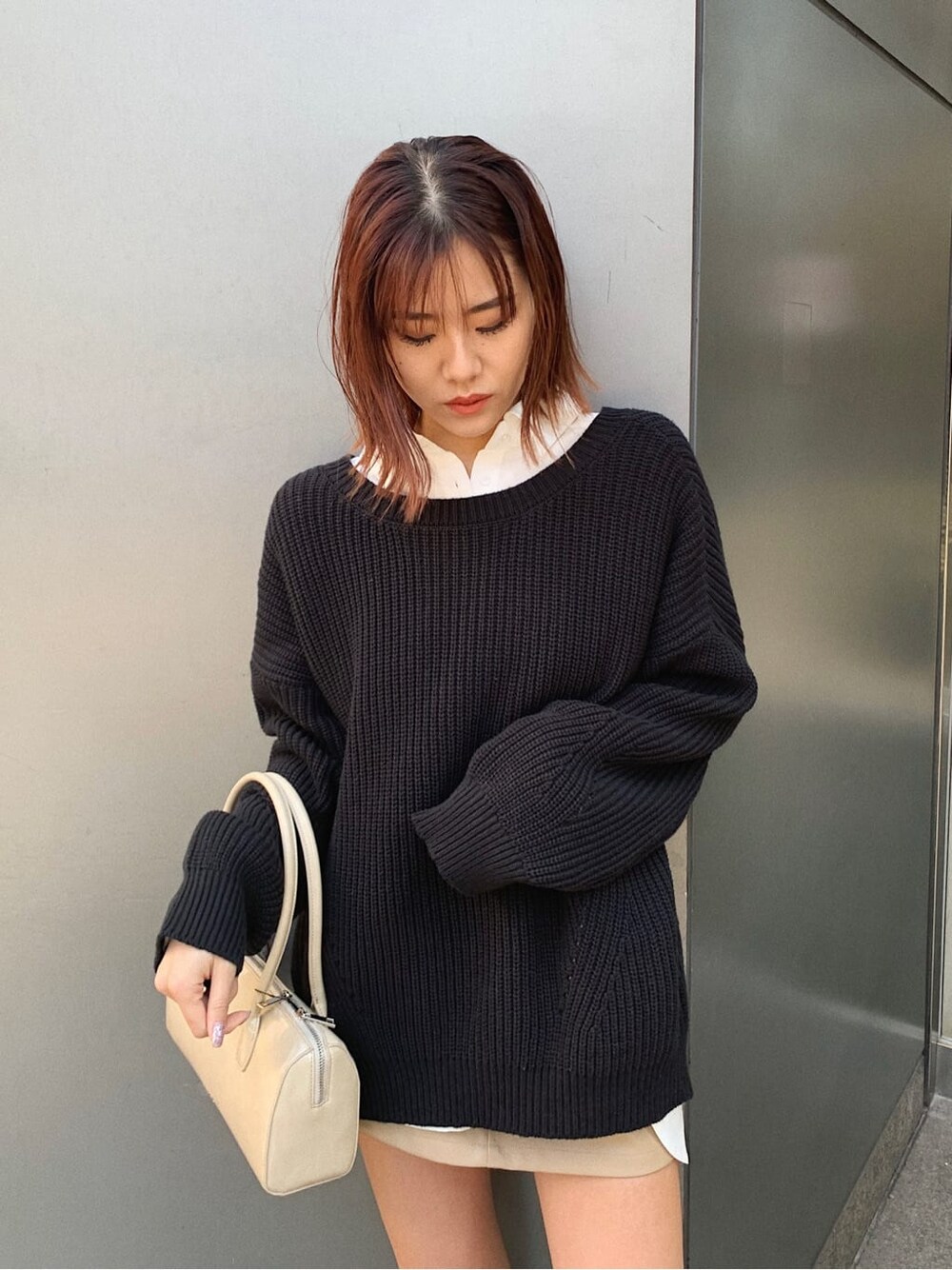 ブラック系のブーツ、ベージュ系のボストンバッグ、ホワイト系のシャツ/ブラウスを着用したレディースの冬コーディネートの4枚目の写真