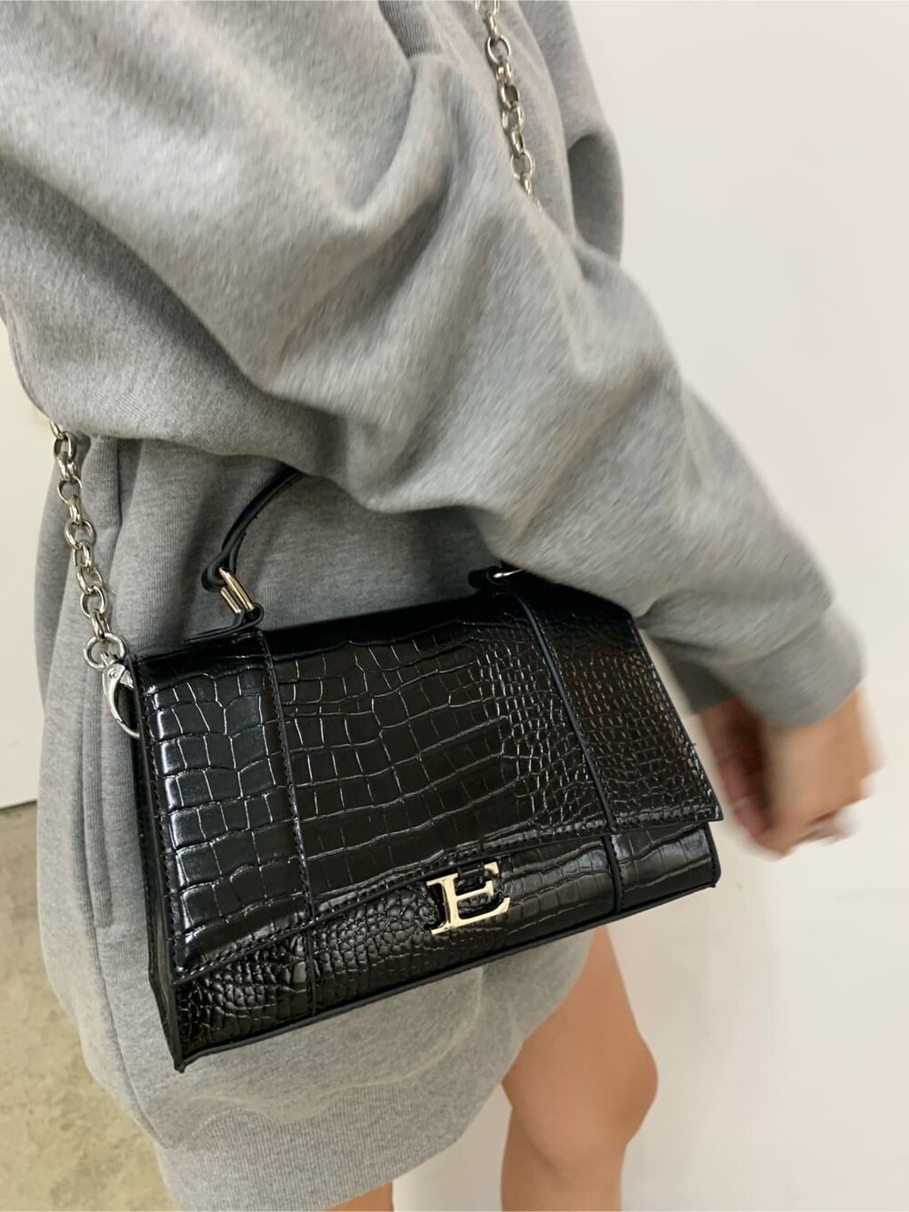 ブラック系のブーツ、グレー系のスウェット、ブラック系のブルゾンを着用したレディースの秋コーディネートの10枚目の写真