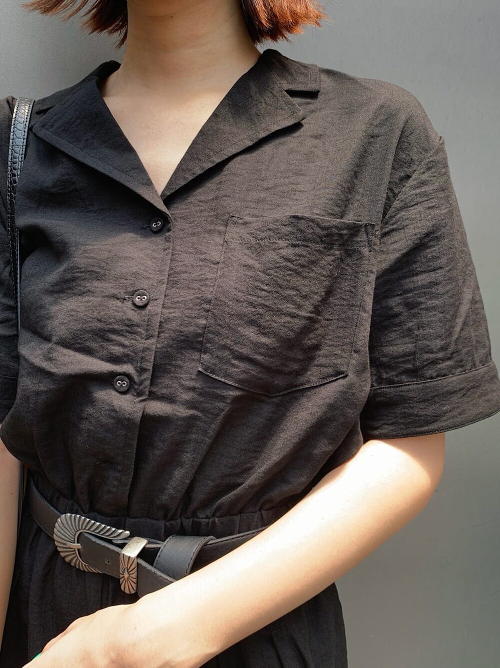 ブラック系のサンダル、ブラック系のつなぎ/オールインワン、ブラック系のベルトを着用したレディースの夏コーディネートの5枚目の写真