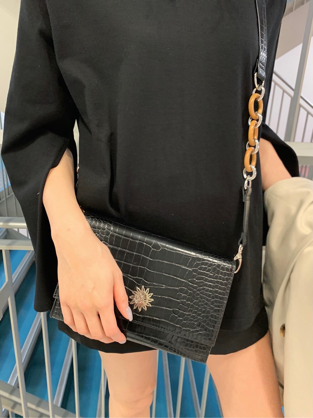 グレー系のテーラードジャケット、ブラック系のTシャツ/カットソー、ブラック系のスカートを着用したレディースの冬コーディネートの4枚目の写真