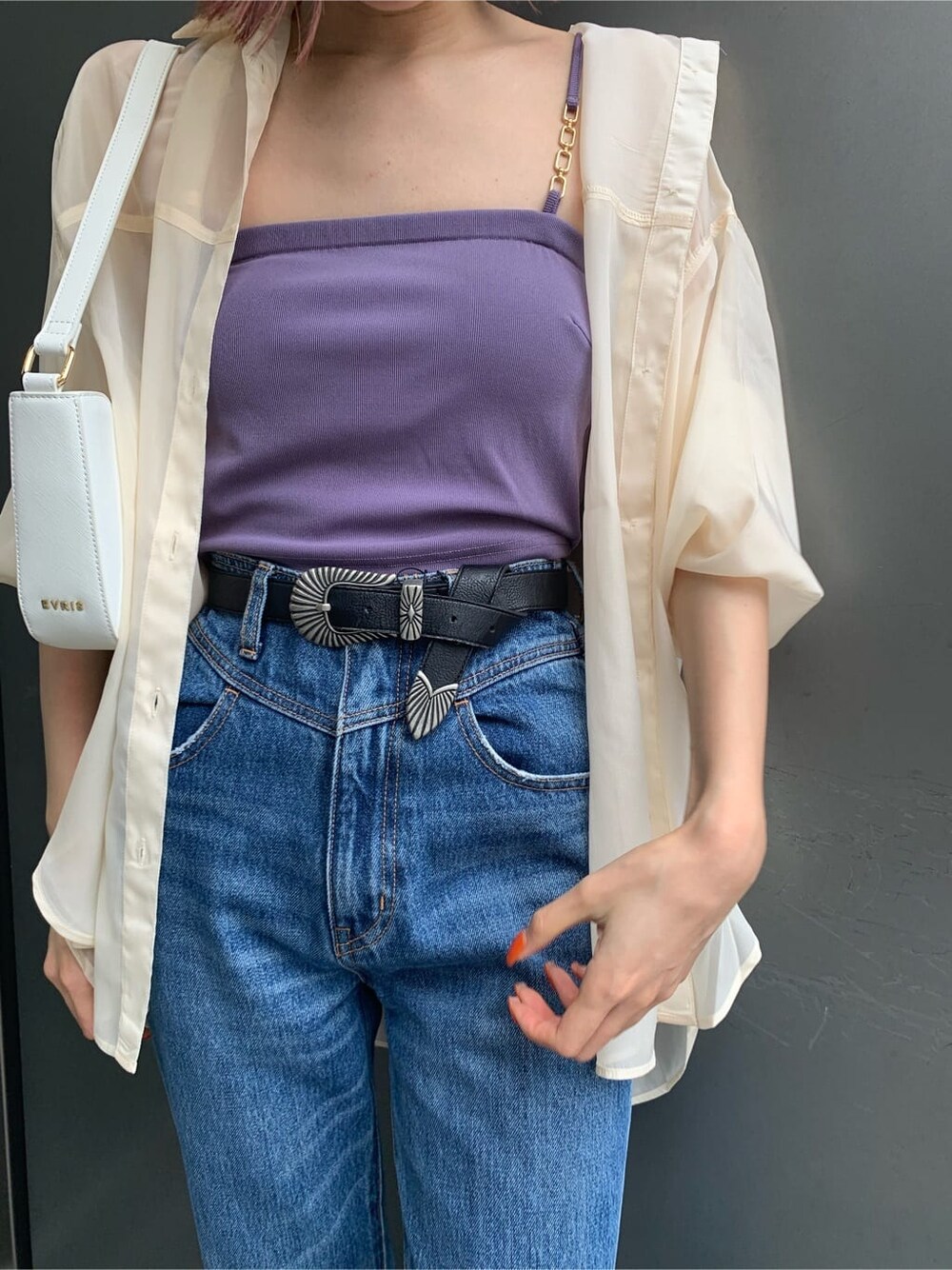 ホワイト系のシャツ/ブラウス、ホワイト系のショルダーバッグ、パープル系のキャミソールを着用したレディースの春コーディネートの4枚目の写真